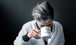 흰머리 염색하는 꿈