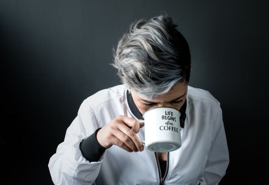 흰머리 염색하는 꿈